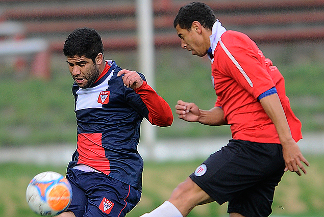 Carlos Dutra y Diego Rodríguez luchan por un pelota dividida. 