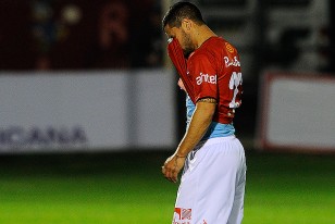 Nicolás Raguso visiblemente dolorido deja la cancha. recibió un fuerte golpe en tobillo.