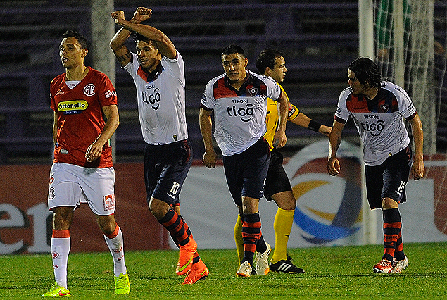 Julio Dos Santos en el festejo del segundo gol que aseguró la victoria de Cerro Porteño. 