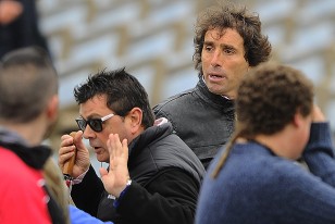 Guillermo Almada, el técnico de River Plate, en la Platea América, en la tensión del partido, rodeado por allegados al club.