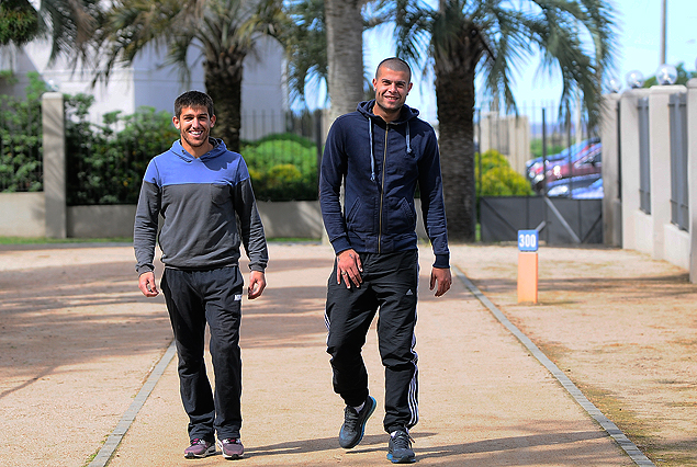 Mauricio Alonso y Santiago Carrera en la Escuela Naval camino a Peñarol. 