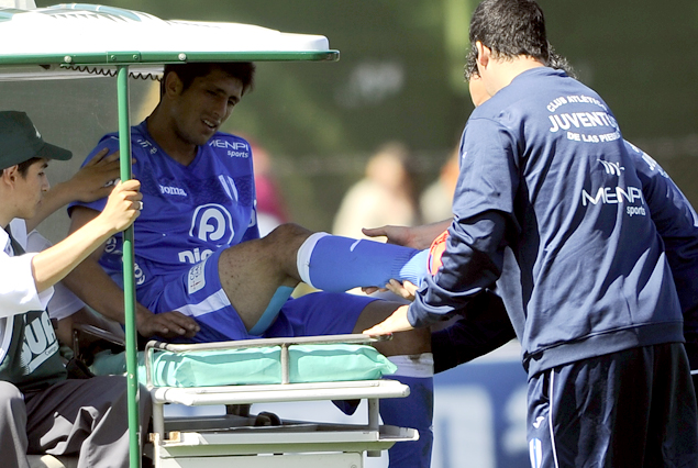 Matías Duffard dejó la cancha sentido el domingo en el Parque Roberto.