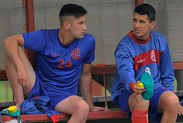 Erick Cabaco y Hugo Dorrego con atención médica, durante el entrenamiento de los bichos colorados.