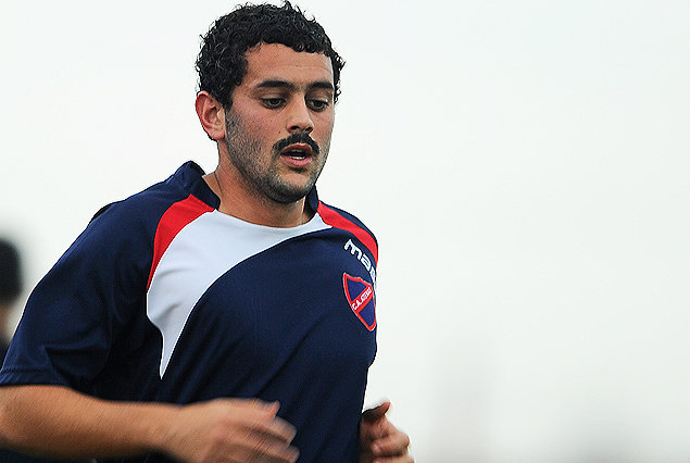 Carlos Keosseian en el mediocampo de Atenas frente a Juventud.