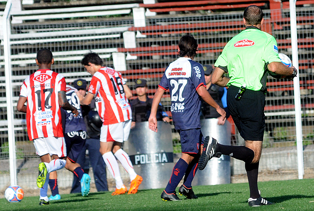 Las dos pelotas en la cancha en el tramo final del partido. Fedorczuk, el juez, con una de ellas. 