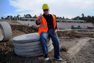 El presidente de Peñarol en el terreno y el pulgar arriba a la casa de los aurinegros. 