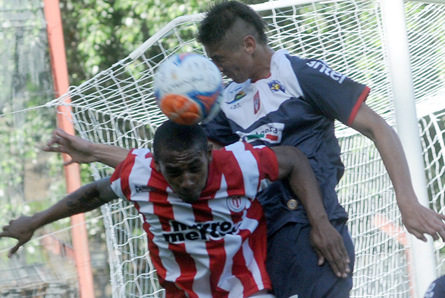 Ángel Rodríguez (el hermano de la atleta Deborah Rodríguez) lucha por la pelota ante Lucas López. 