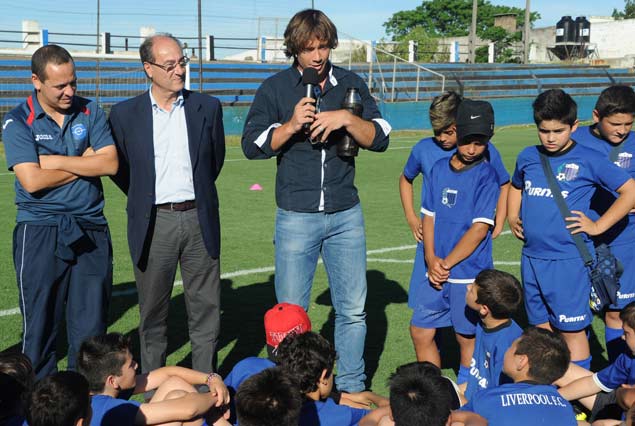 Diego Lugano: el Capitán celeste en diálogo con los niños.