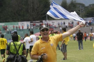 Ariel Longo flameando la bandera uruguaya en el festejo de Petapa.