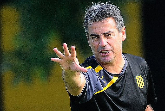 Pablo Bengoechea en Los Aromos, ahora como entrenador, el ídolo del "Quinquenio" en pleno entrenamiento. 