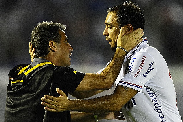 El afectuoso abrazo entre Pablo Bengoechea y Alvaro Recoba. 