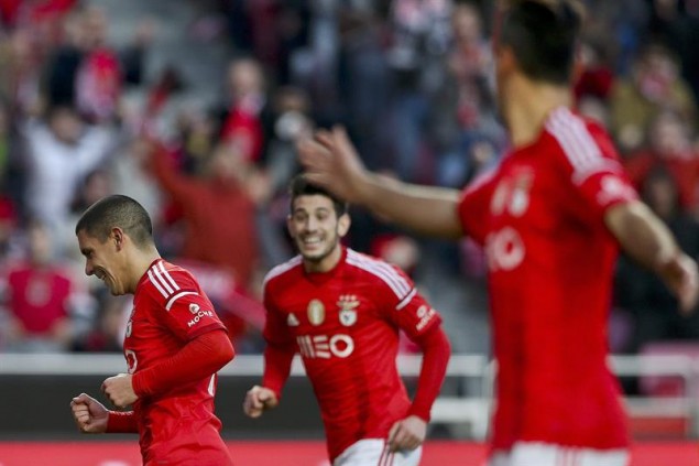 Maxi Pereira festeja su gol para Benfica. 