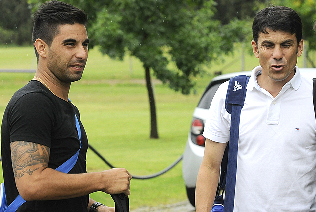 Maximiliano Barreiro, el argentino que llegó de Ecuador, con el técnico Mauricio Larriera.