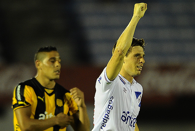 Santiago Romero, el "Colorado", con alto vuelo y gol para convertir el triunfo en goleada. 