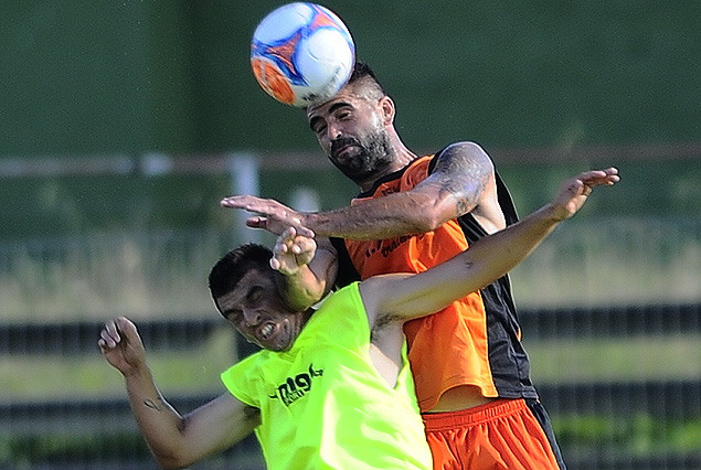 El albiverde Carlos Acosta y Edgar Martínez, zaguero de Sud América.