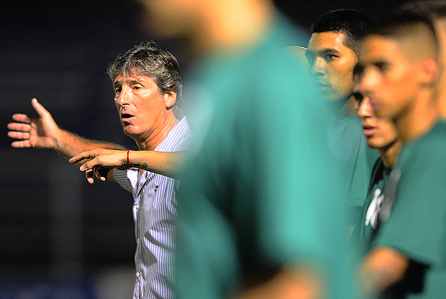 Pablo Alonso, el técnico de Racing, en la noche del debut. 