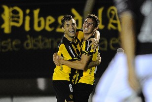 El festejo de su primer gol en el primero fue ante Lanús en Colonia. Lo abraza el brasileño Diog.