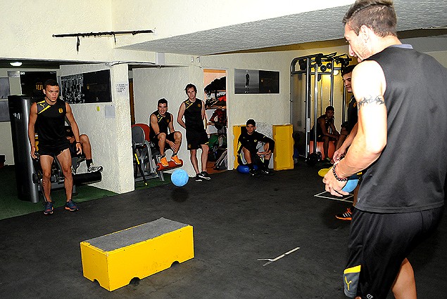 Jonathan Rodríguez y Joe Bizera hacen jueguito de pelota, esperando los trabajos físicos. 