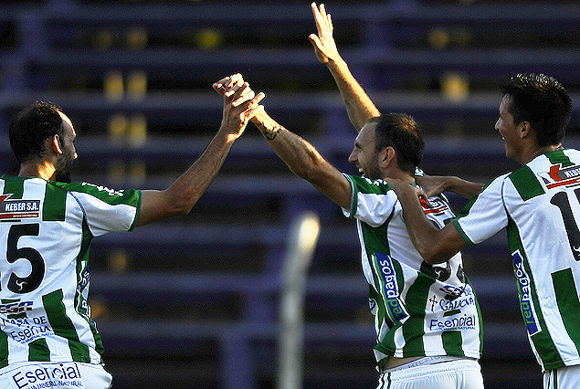 Damián Malrrechaufe en el festejo de Racing con Dudok y Affonso.