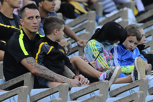 El arquero Pablo Migliore vio el partido en la Platea junto a sus hijos. 