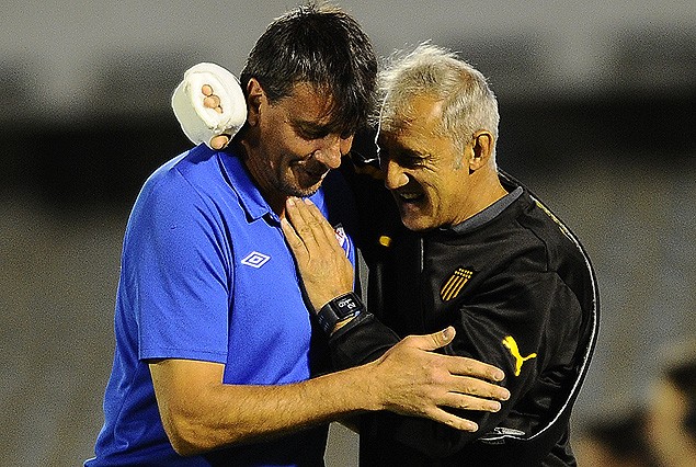 Leonardo Romay y Oscar Aguirregaray, sonrisas en el reencuentro en el campo de juego del Estadio Centenario.