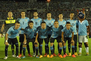 Así formó Uruguay ante Colombia en el Centenario.