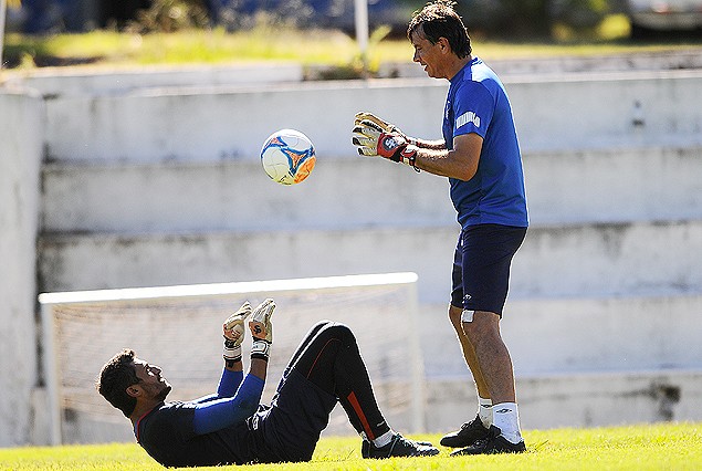 Gustavo Munúa en la cancha entrenando con Leonardo Romay.