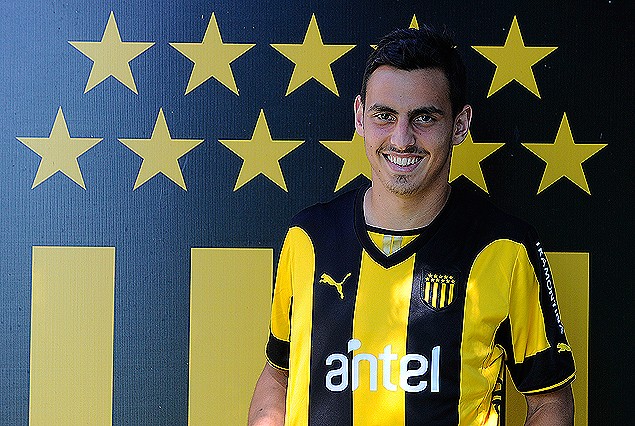 Facundo Rodríguez, 19 años, con la camiseta de Peñarol, feliz por su debut en el Torneo Clausura. 