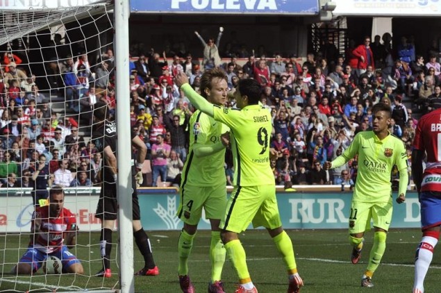 Luis Suárez celebra con el croata Ivan Rakitic.