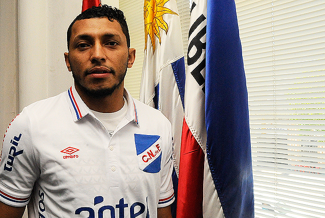 El zaguero colombiano Carlos Valdes firmó contrato con Nacional en la sede y se puso la camiseta tricolor. 