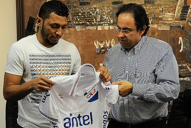 El colombiano Carlos Valdes recibió la camiseta de Nacional en manos de Claudio Puig (Secretario General). 