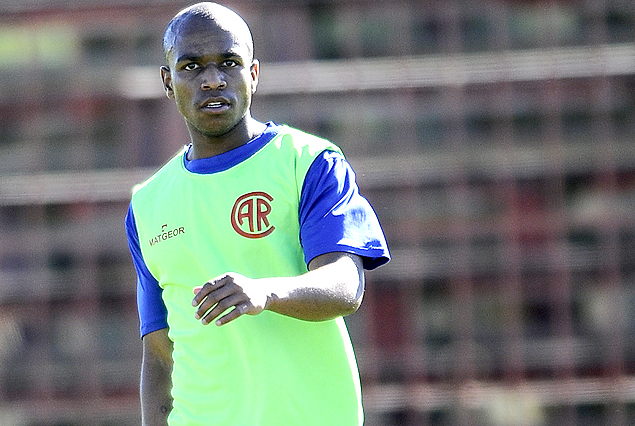 El colombiano Nicolás Giraldo, puede debutar frente a Sud América.