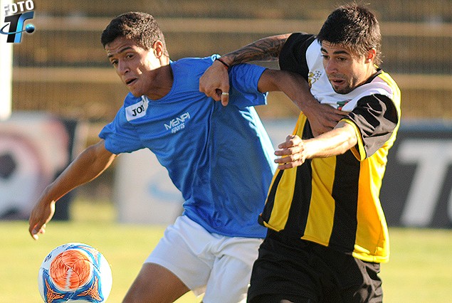 Rodrigo Viega (Juventud) en acción en el amistoso ante Boston River.