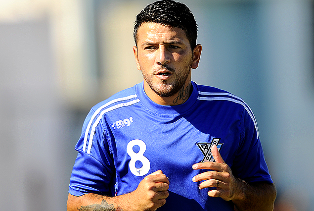 Aníbal Hernández en el mediocampo albiceleste.