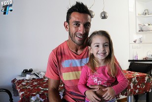 Bizera en casa con su hija Gudalupe a pura sonrisa.