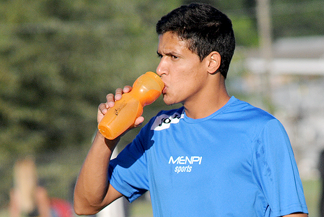 Rodrigo Viega a la cancha en Juventud.