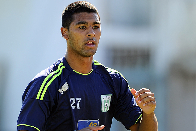 Franco Romero a la zaga del albiverde ante Wanderers.