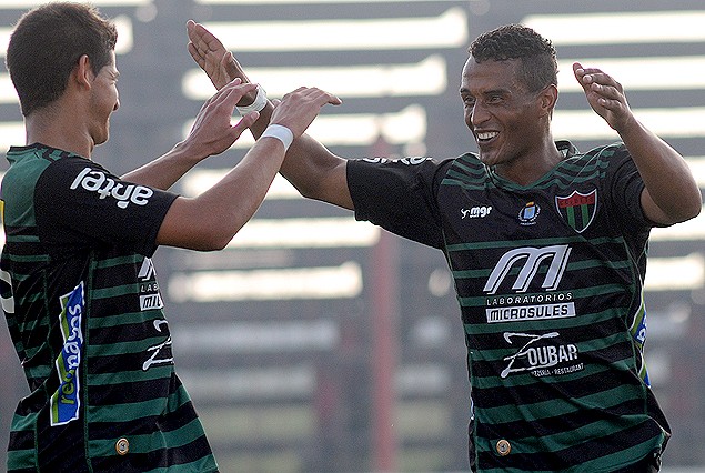 Joel Burgueño en el festejo de gol con Facundo Barcelo. 