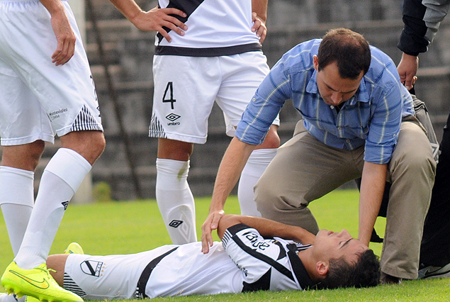 Marcelo Tabárez, en el momento que es asistido en Jardines por el Dr. Leonardo Schiavone.