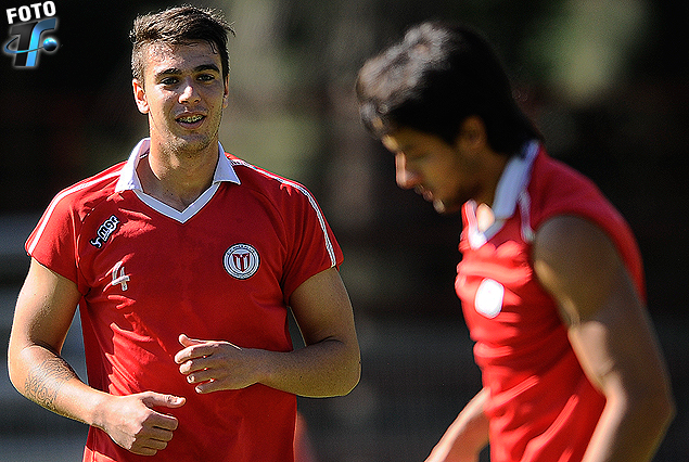 Agustín Ale y Gabriel Marques en la dupla de zagueros. 