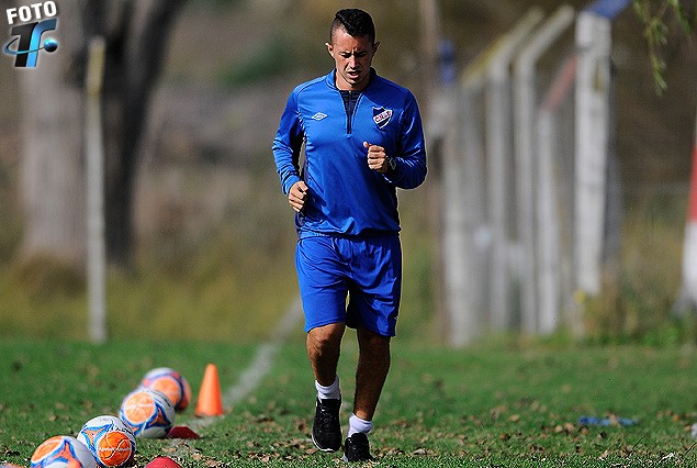 El juvenil Rodrigo Amaral trotó el jueves en Los Céspedes pero no jugará el partido del sábado. 