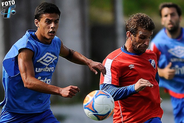 Iván Alonso en acción frente a la marca del juvenil Felipe Carballo.