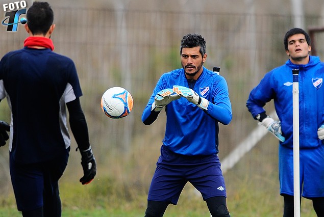 Gustavo Munúa a la cancha con pelota en el ejercicio junto a Jorge Bava y Gabriel Araujo. 