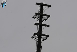 La Torre de iluminación en la obra que prende la luz.