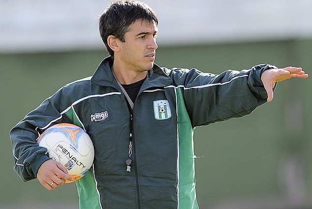 Adrián Sarkissian, ayudante de Ostolaza, en Laguna Merín con el plantel cervecero.