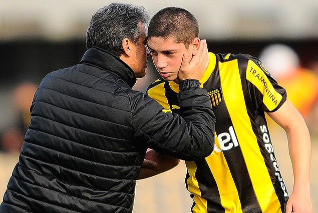 "Muy bien", le dijo Pablo Bengoechea a Federico Valverde al que recibió con un afectuoso beso en el banco de suplentes.