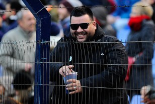 El cantante Gucci, un hincha más en la platea Delgado.