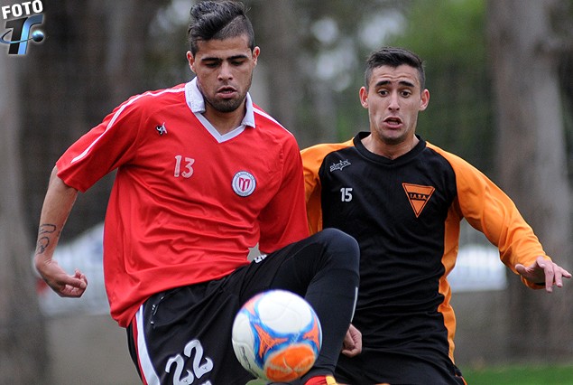 Martín Alaniz maniobra con la pelota ante la marca de Maicol Guerra.