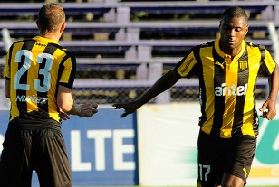 Carlos Valdez recibe la cinta de capitán de manos de Marcelo Zalayeta.