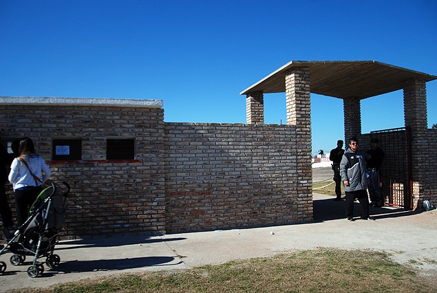 Parte del muro perimetral, fue construida con ladrillos entre las boleterías y la entrada al Complejo Rentistas